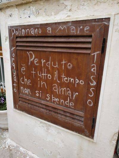 Επιγραφή σε τοιχο του Πολινιάνο α Μάρε που γράφει: Perdutto e tutto il tempo che in amar non si spende.