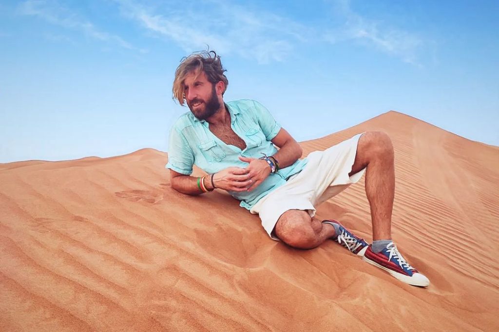 Άνδρας φωτογραφίζεται στην έρημο