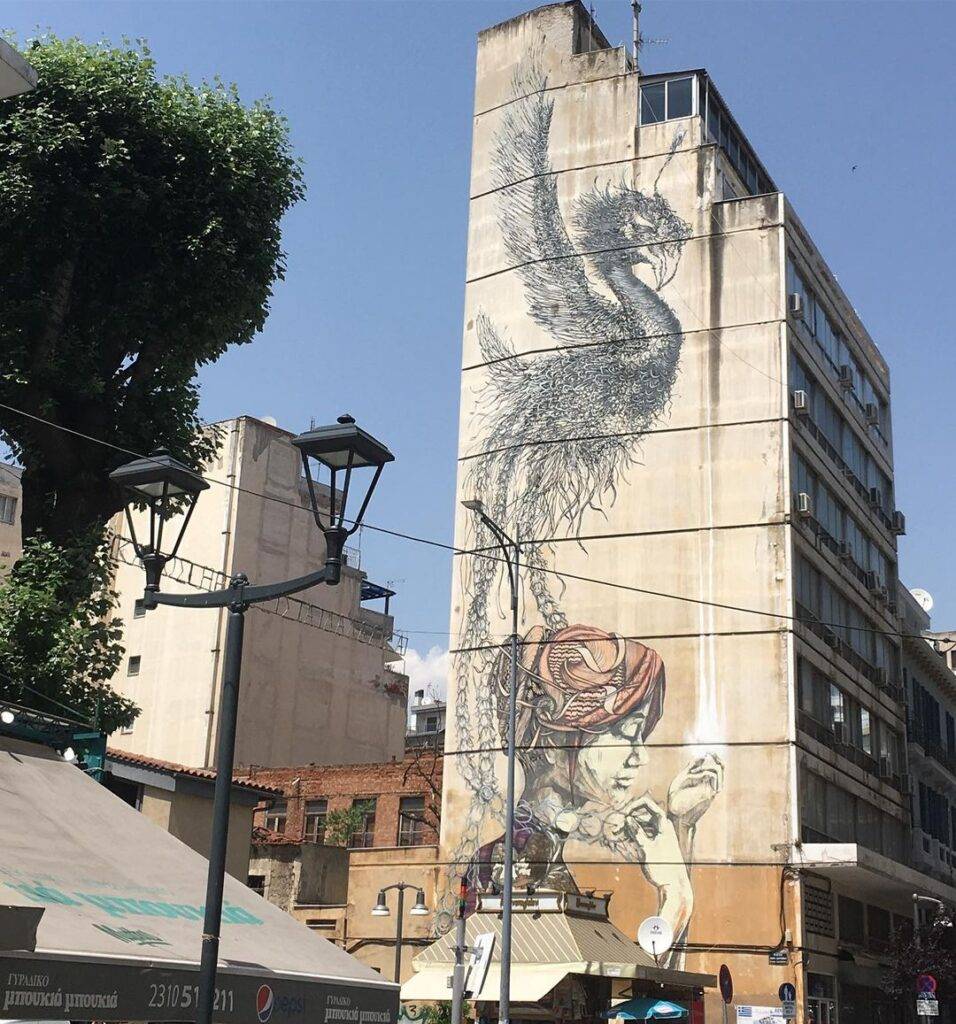 Γκραφίτι με γυναίκα και φοίνικα στη Θεσσαλονίκη