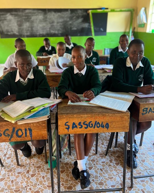 Παιδιά στα θρανία σε σχολείο της Αφρικής
