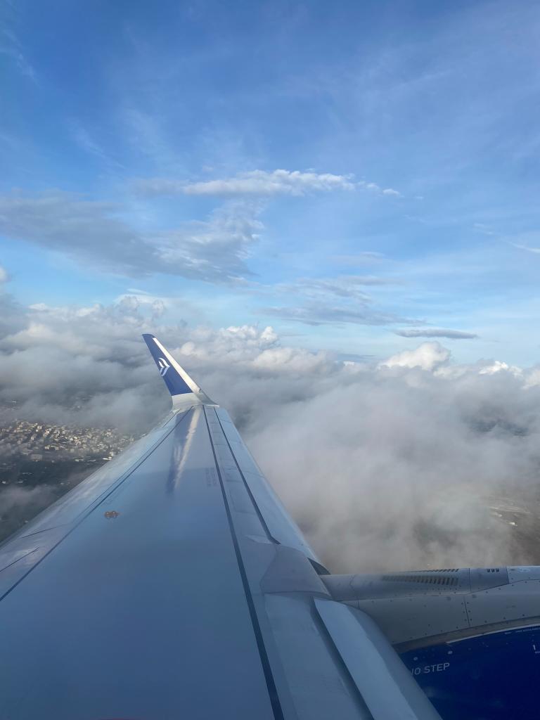 Φτερό αεροπλάνου της Aegean πάνω από τα σύννεφα