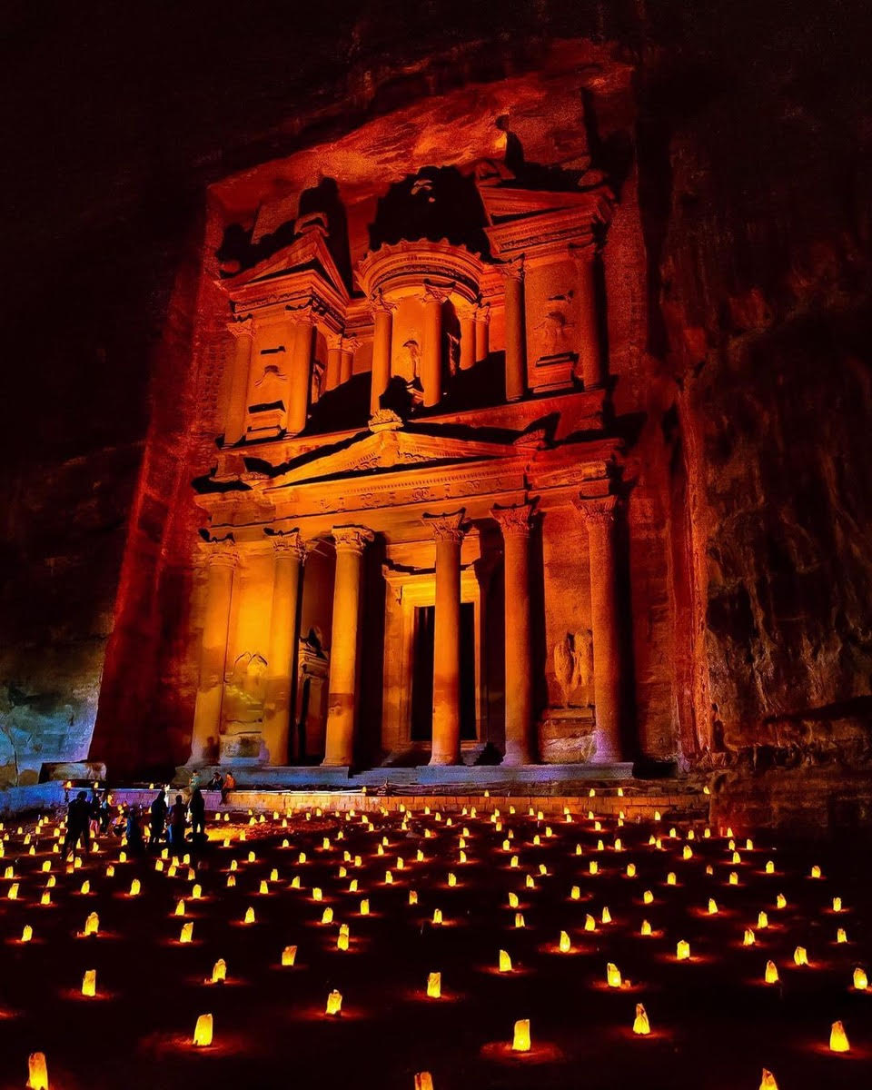 Το μνημείο της Πέτρας στην Ιορδανία φωτισμένο με κεριά το βράδυ