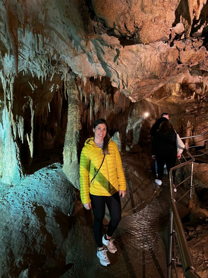 Φωτογραφία με κοπέλα μέσα στο σπήλαιο