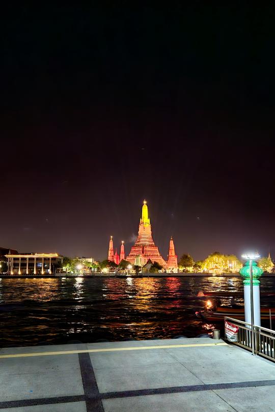 Στην αριστερή φωτογραφία ένας τεράστιος ναός φωτισμένος και η δεξιά φωτογραφία ένας ναός φωτισμένος στο βάθος ενός ποταμού