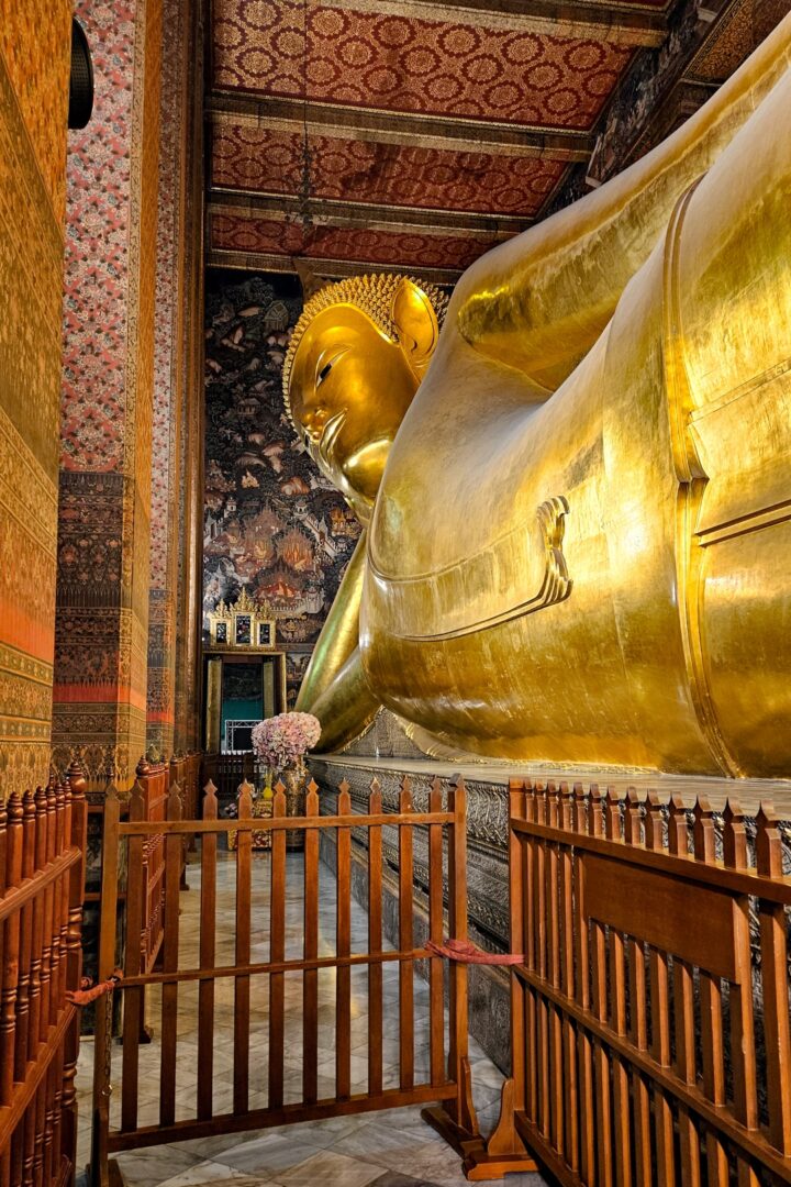 Χρυσό και τεράστιο άγαλμα του Βούδα