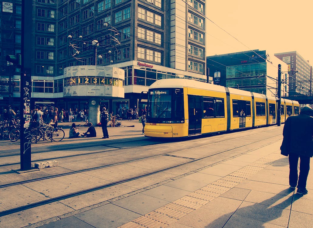 Κίτρινο τραμ και στο βάθος κτίρια