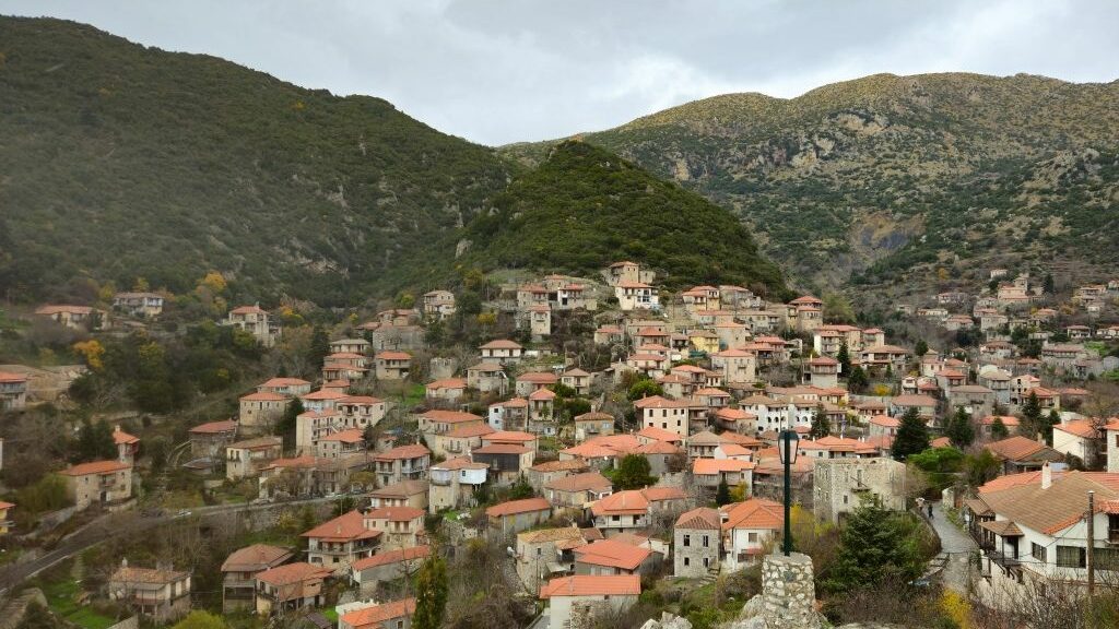 Πανοραμική φωτογραφία του χωριού Στεμνίτσα, σπίτια με κεραμίδια και τριγύρω βουνά