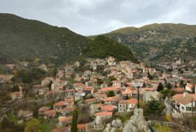 Πανοραμική φωτογραφία του χωριού Στεμνίτσα, σπίτια με κεραμίδια και τριγύρω βουνά