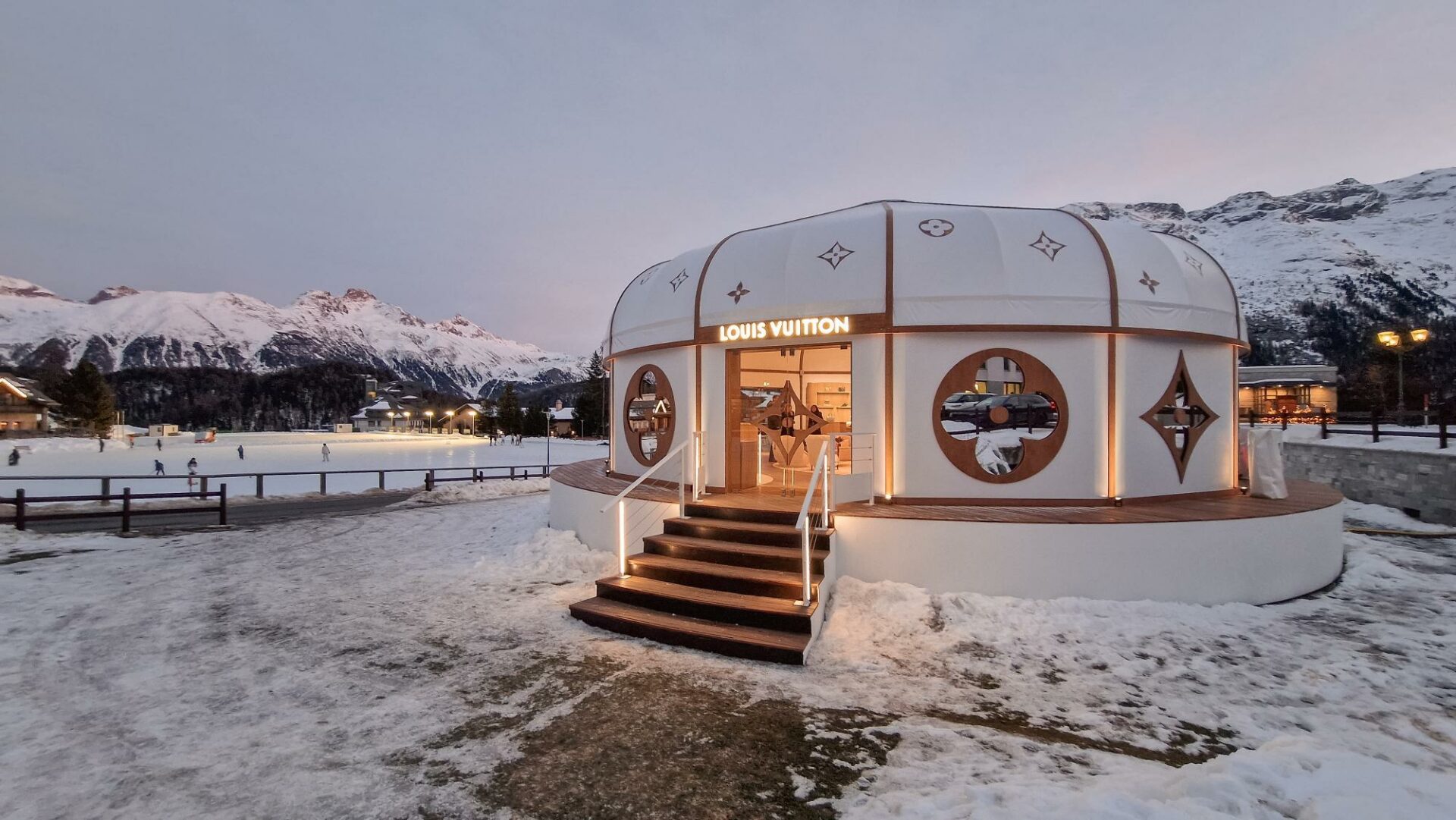 Λευκό κατάστημα της Luis Vuitton που μοιάζει με igloo και γύρω χιονισμένο τοπίο