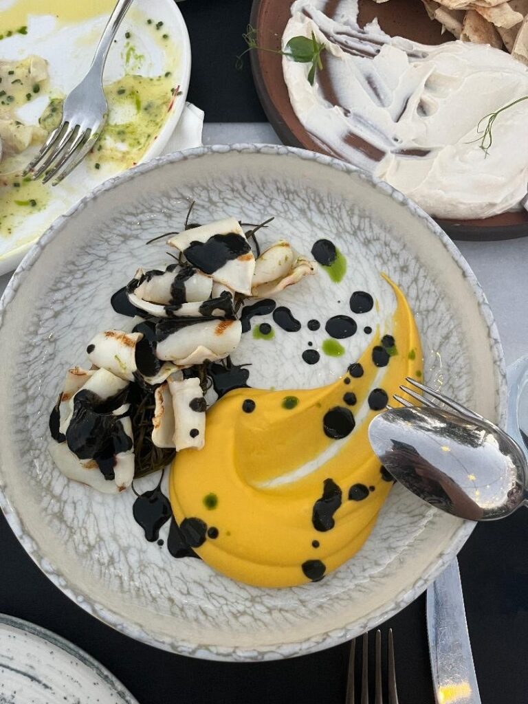 Φαγητό σε πιάτο με κίτρινο χρώμα