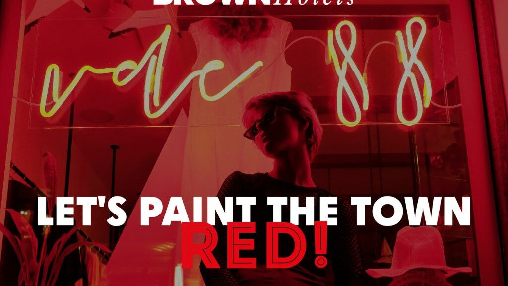 Αφίσα κόκκινου χρώματος με μια κοπέλα με γυαλιά ηλίου και φώτα κόκκινα neon και πάνω γράφει τη φράση ''let's paint the town red''