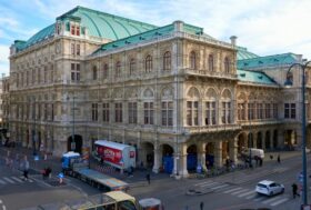 Επιβλητικό κτίριο στη Βιέννη με πράσινη οροφή και στο δρόμο αυτοκίνητα