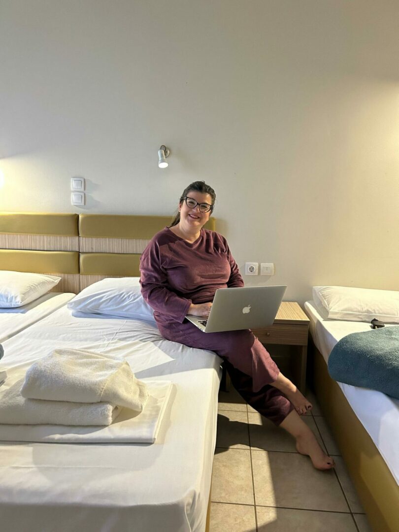 Κοπέλα με πιτζάμες στο κρεβάτι με laptop