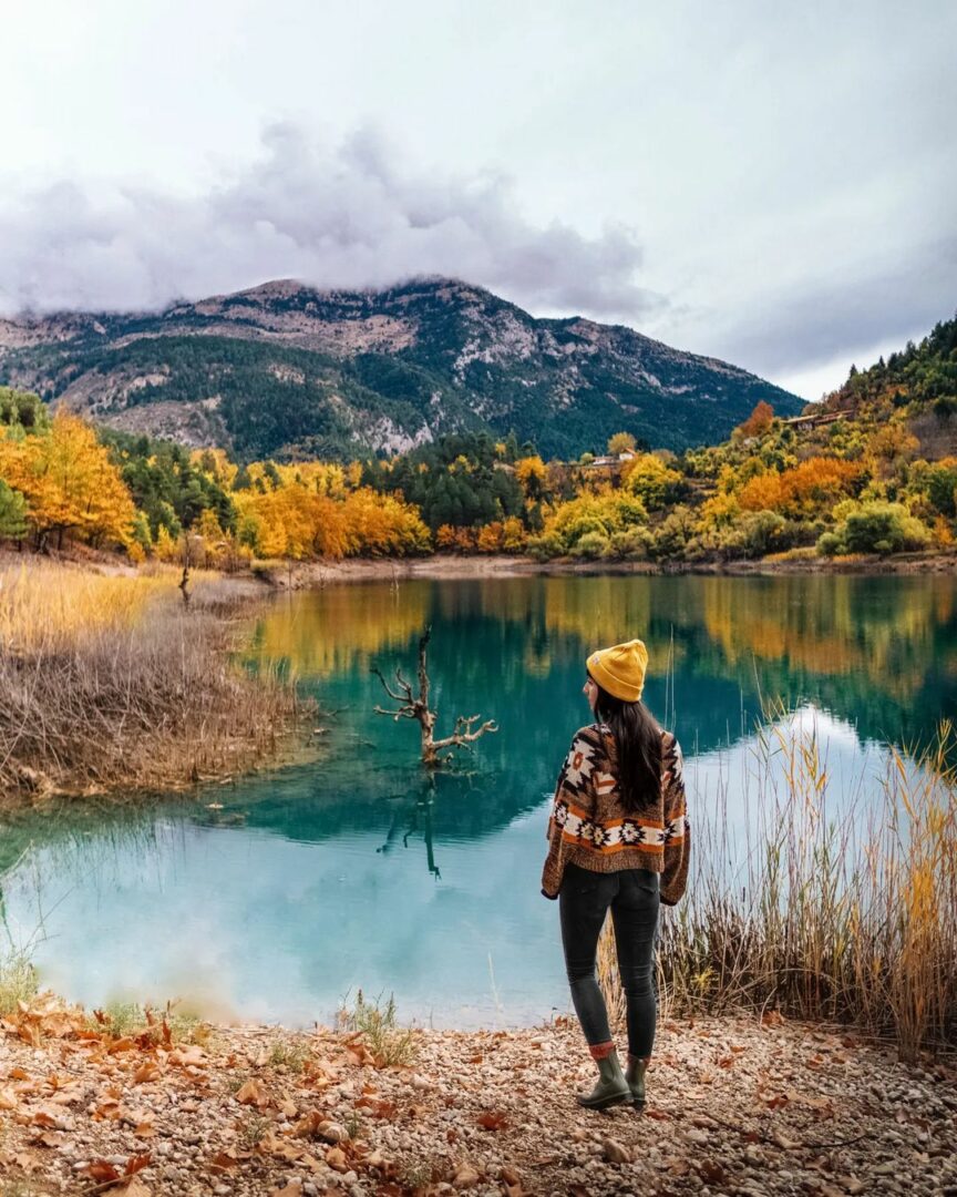 Κοπέλα με φόντο τη λίμνη και βουνά