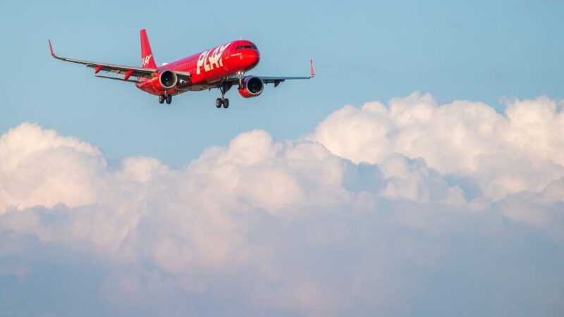 Κόκκινο αεροσκάφος που πετάει στον ουρανό