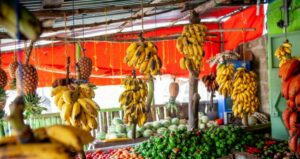 Πάγκοι με φρέσκα φρούτα και λαχανικά στην μεγάλη αγορά Kariakoo στο Νταρ Ες Σαλάμ, Τανζανία