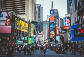 Η Times Square της Νέας Υόρκη με κόσμο