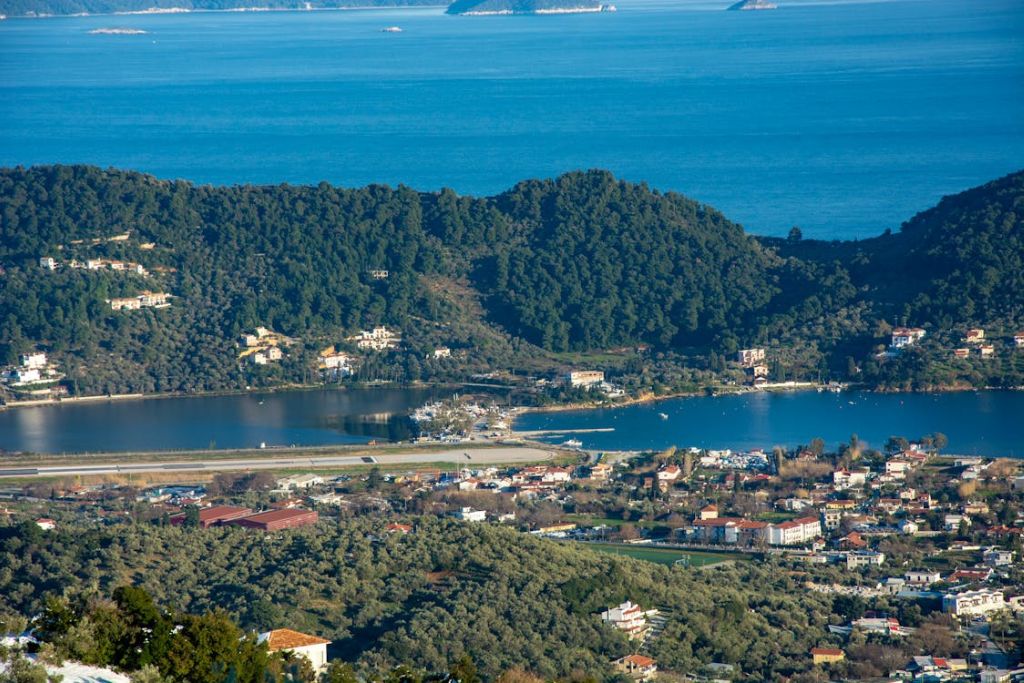 Πανοραμική φωτογραφία με πράσινο τοπίο, σπίτια και γύρω - γύρω θάλασσα