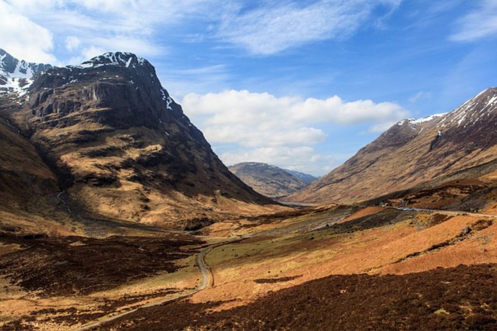 Φυσικό τοπίο με βουνά στη Σκωτία