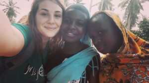 Τρία κορίτσια στο χωριό Γκόνγκο της Τανζανίας