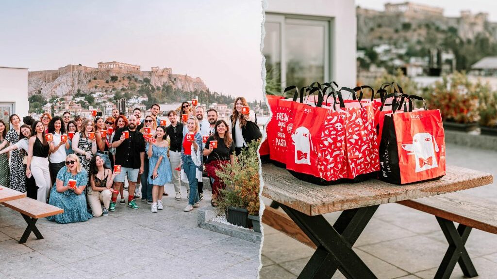 Ομάδα ατόμων που φωτογραφίζεται με φόντο την Ακρόπολη Αθηνών και στην άλλη φωτογραφία τραπέζι με κόκκινες και μαύρες σακούλες Mailo's Pasta