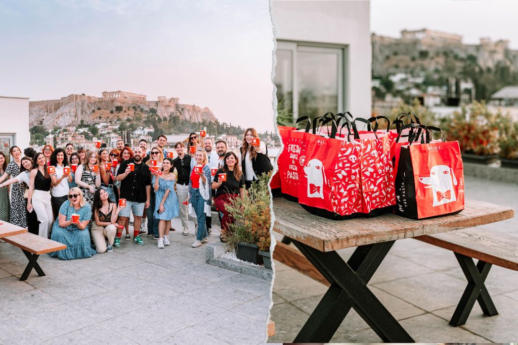 Ομάδα ατόμων που φωτογραφίζεται με φόντο την Ακρόπολη Αθηνών και στην άλλη φωτογραφία τραπέζι με κόκκινες και μαύρες σακούλες Mailo's Pasta