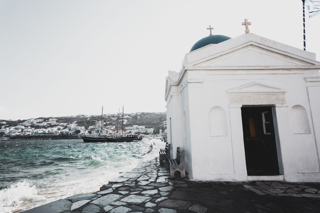 Λευκό εκκλησάκι και δίπλα του θάλασσα