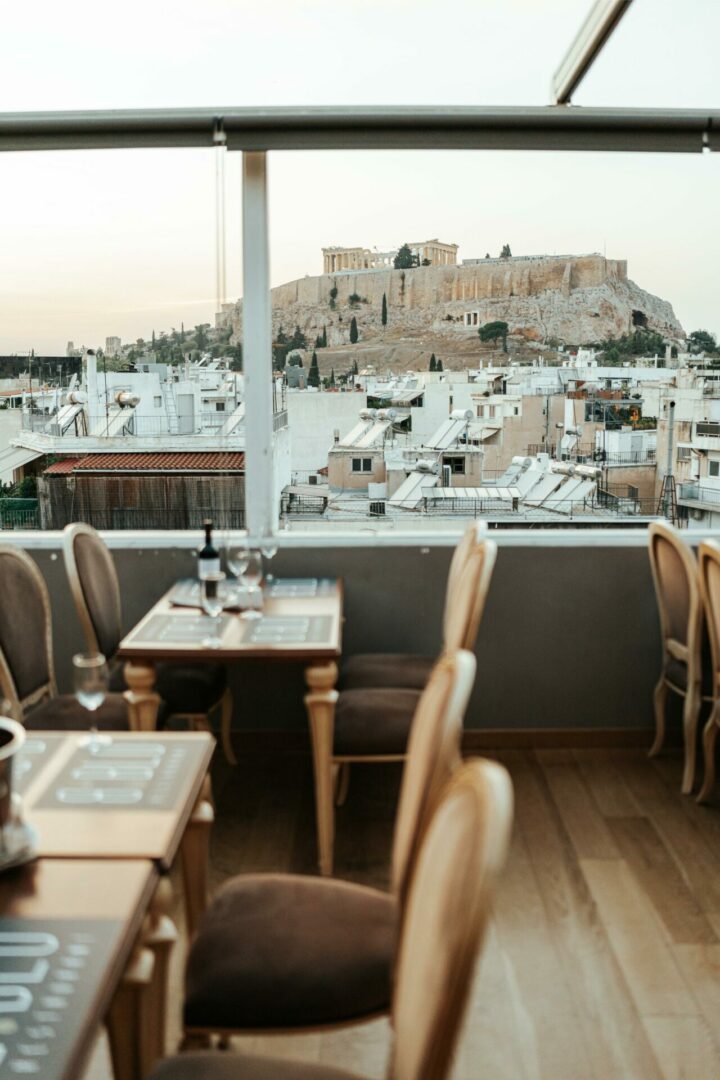 Τραπέζια με θέα την Ακρόπολη και σε πράσινο λόφο