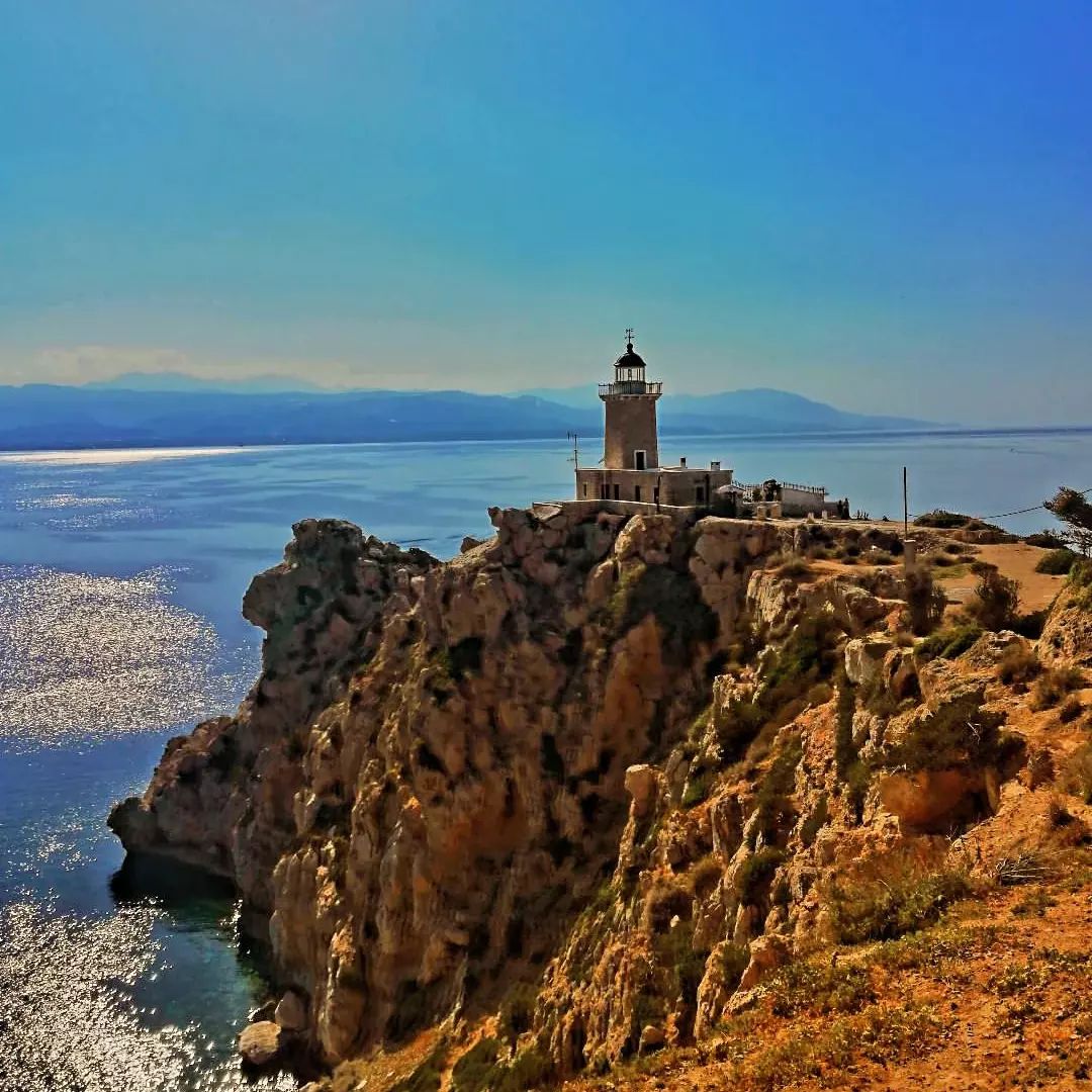 Βράχος με φάρο και θέα στη θάλασσα και ο ισθμός - θάλασσα ανάμεσα σε βράχια